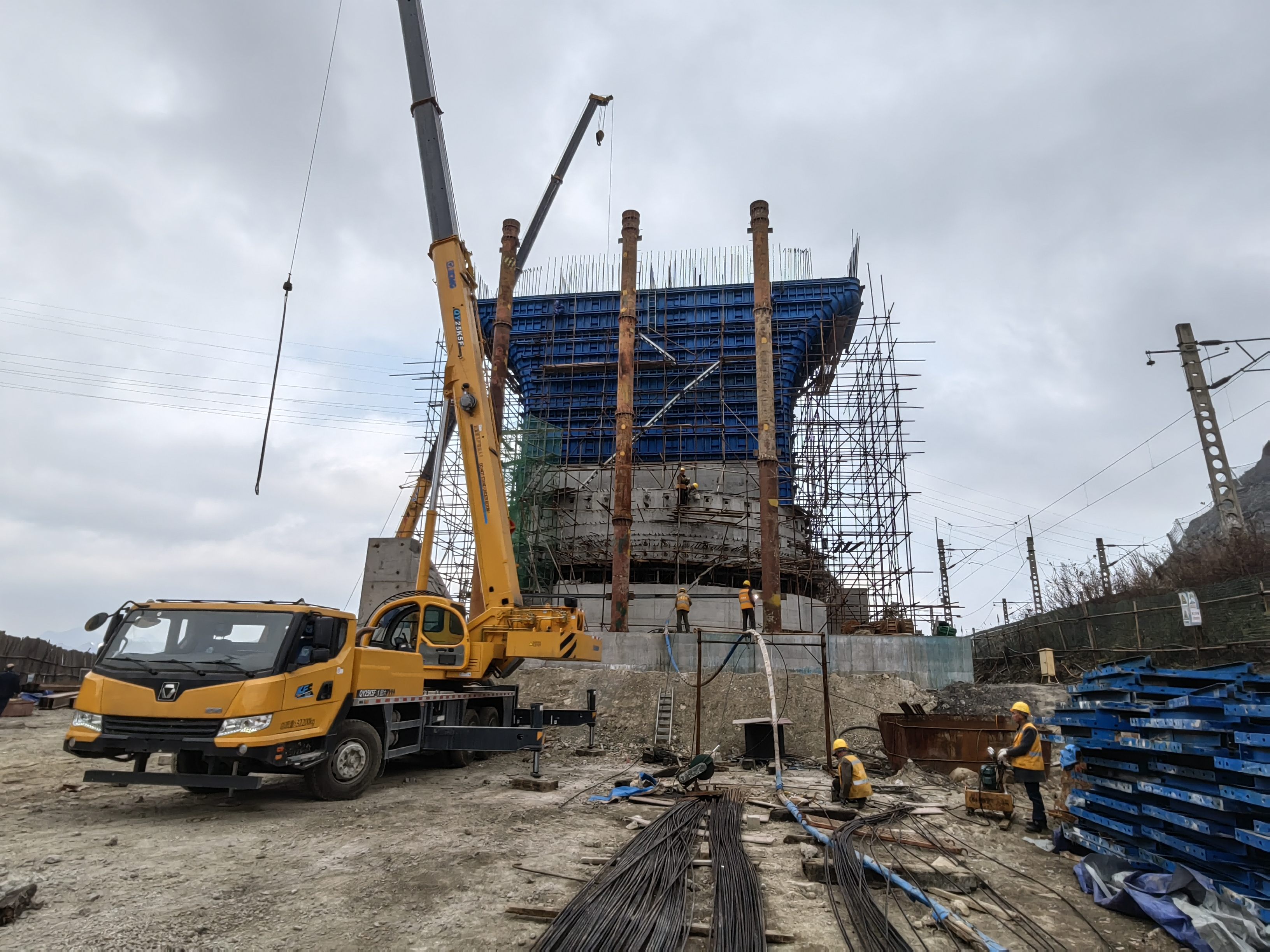 區城投公司全力推進鳳凰東路二標段節后復工建設
